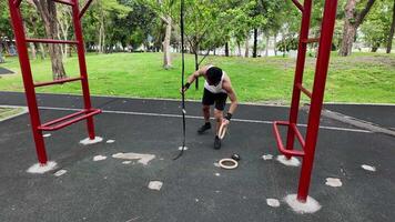 asiático hombre practicando gimnasia haciendo gimnasia bar y aro ejercicios y extensión y descansando para Deportes. video