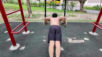 ásia homem praticando ginástica fazendo ginástica Barra e aro exercícios e alongamento e em repouso para Esportes. video