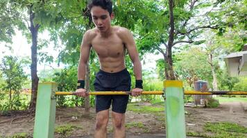 ásia homem praticando ginástica fazendo ginástica Barra e aro exercícios e alongamento e em repouso para Esportes. video