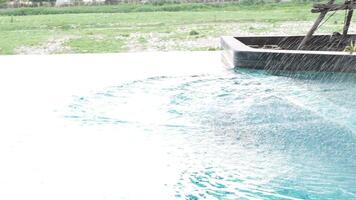 asiatique Hommes pratiquant nager et en train de préparer à jouer l'eau polo et élongation et repos pour l'eau des sports. video