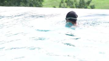 Aziatisch mannen beoefenen zwemmen en voorbereidingen treffen naar Speel water polo en uitrekken en resting voor water sport. video