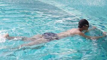 asiático hombres practicando nadando y preparando a jugar agua polo y extensión y descansando para agua Deportes. video