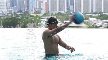 asiatique Hommes pratiquant nager et en train de préparer à jouer l'eau polo et élongation et repos pour l'eau des sports. video