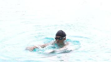 asiatico uomini praticante nuoto e preparazione per giocare acqua polo e allungamento e riposo per acqua gli sport. video