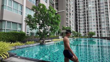 asiático hombres practicando nadando y preparando a jugar agua polo y extensión y descansando para agua Deportes. video