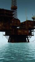 piattaforma petrolifera e nave offshore al tramonto video