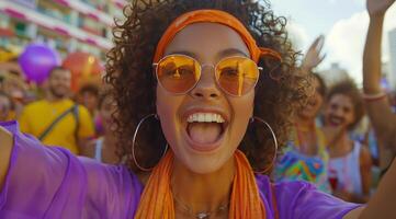 sonriente mujer con lentes a un música festival foto