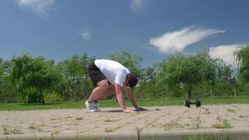 Esportes e lazer. Forte caucasiano homem trabalhando Fora usando kettlebell dentro a parque video