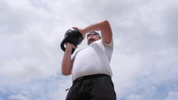 Esportes e lazer. Forte caucasiano homem trabalhando Fora usando kettlebell dentro a parque video