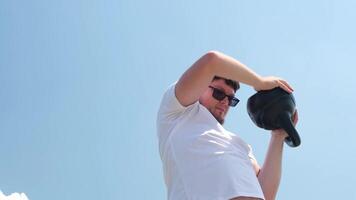 Esportes e lazer. Forte caucasiano homem trabalhando Fora usando kettlebell dentro a parque video