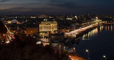 4k lapso de tiempo denso coche tráfico con brillante faros en el ciudad a noche, público transporte concepto. Kiev distrito - podio, parte superior ver video