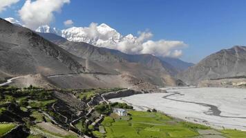 fliegend Über ein Berg Senke und Berg Dorf im das Himalaya video