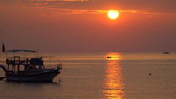 schön Sonnenaufgang Über das Mittelmeer Meer. Meer Yachten in der Nähe von das Ufer. video