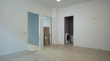 uma profissional trabalhador movimentos caixas para uma Novo apartamento. a conceito do Novo habitação. 4k video