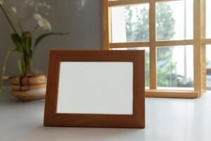 Natural Mockup Photo Paper on Wooden Table for a Realistic and Authentic Presentation, Perfect for Showcasing Designs with a Natural Feel