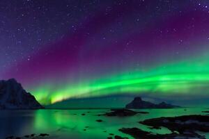 hermosa Aurora de la naturaleza deslumbrante ligero espectáculo pinturas el noche cielo con magnífico colores, fascinante público en todo el mundo en temor foto