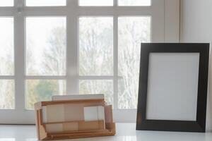 Natural Mockup Photo Paper on Wooden Table for a Realistic and Authentic Presentation, Perfect for Showcasing Designs with a Natural Feel