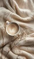 taza de café en blanco cobija foto