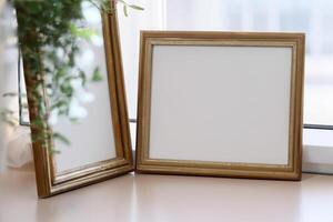 Natural Mockup Photo Paper on Wooden Table for a Realistic and Authentic Presentation, Perfect for Showcasing Designs with a Natural Feel