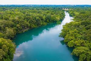 asombroso paisaje un hermosa río fluye mediante encantador aire y lozano árboles, creando un sereno y pintoresco refugio para naturaleza amantes a disfrutar y encontrar tranquilidad en el abrazo de naturaleza foto