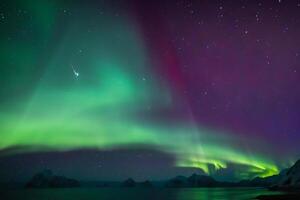 hermosa Aurora de la naturaleza deslumbrante ligero espectáculo pinturas el noche cielo con magnífico colores, fascinante público en todo el mundo en temor foto