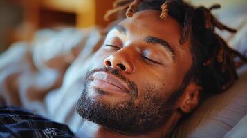 hombre dormido en cama con ojos cerrado foto