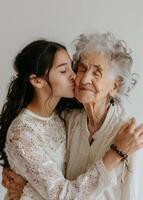 más viejo mujer abrazando mas joven mujer foto
