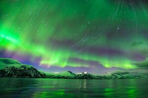 hermosa Aurora de la naturaleza deslumbrante ligero espectáculo pinturas el noche cielo con magnífico colores, fascinante público en todo el mundo en temor foto