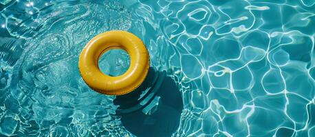 naranja anillo flotante en agua piscina foto