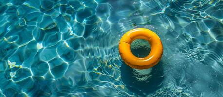 naranja anillo flotante en agua piscina foto