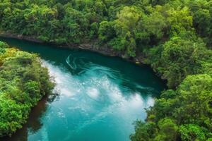 asombroso paisaje un hermosa río fluye mediante encantador aire y lozano árboles, creando un sereno y pintoresco refugio para naturaleza amantes a disfrutar y encontrar tranquilidad en el abrazo de naturaleza foto