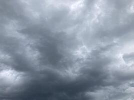 nubes de tormenta antes de lluvia en el pueblo foto