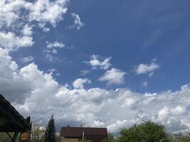 nubes de tormenta antes de lluvia en el pueblo foto