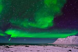 hermosa Aurora de la naturaleza deslumbrante ligero espectáculo pinturas el noche cielo con magnífico colores, fascinante público en todo el mundo en temor foto