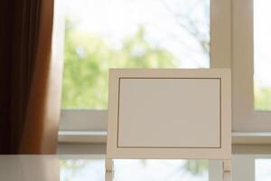 Natural Mockup Photo Paper on Wooden Table for a Realistic and Authentic Presentation, Perfect for Showcasing Designs with a Natural Feel