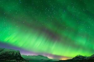 hermosa Aurora de la naturaleza deslumbrante ligero espectáculo pinturas el noche cielo con magnífico colores, fascinante público en todo el mundo en temor foto