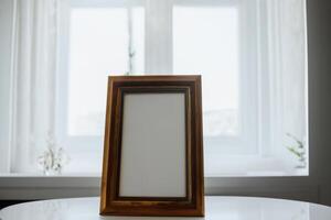 Natural Mockup Photo Paper on Wooden Table for a Realistic and Authentic Presentation, Perfect for Showcasing Designs with a Natural Feel