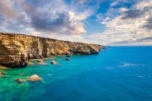 majestuoso paisajes marinos capturar el grandeza de hermosa acantilados, de la naturaleza maravilloso belleza en un visual espectáculo de costero majestad y tranquilo serenidad foto