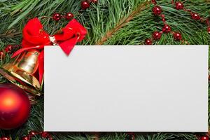 hermosa Bosquejo blanco tarjeta con Navidad adornos, un festivo toque para tu fiesta saludos foto