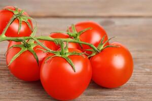 hermosa Fresco tomate en de madera antecedentes un vibrante monitor de de la naturaleza generosidad, mejorando culinario delicias con Rico sabor y saludable bondad foto