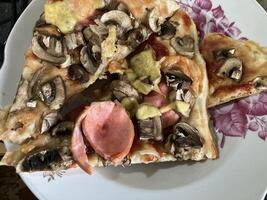 Pizza con ingredientes mentiras en un plato foto