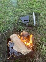 el parilla parrilla es iluminado para Cocinando al aire libre foto