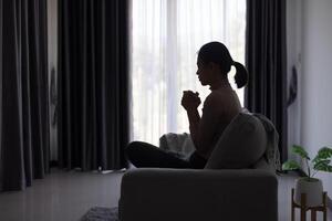 silueta de persona mujer demostrando su religioso fe. mujer mano en oración, expresando su religioso fe en Dios mediante Adoración de Jesús cristo.convertido a Dios en oración. foto