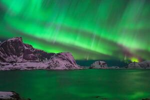 hermosa Aurora de la naturaleza deslumbrante ligero espectáculo pinturas el noche cielo con magnífico colores, fascinante público en todo el mundo en temor foto