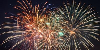 vistoso fuegos artificiales en el noche cielo. el atmósfera de Navidad y nuevo año. foto