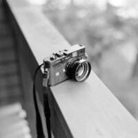Device for recording an image of an object on a light-sensitive surface. photo