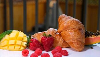 delicioso cuerno con frutas en un blanco plato servicio limpieza orden caro el mejor almuerzo hermosa Mañana cuidado cuidado querido vida delicioso yamiyami foto