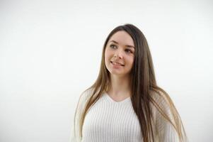 alegre morena negocio mujer estudiante en blanco botón arriba camisa, sonriente confidente y alegre con brazos doblada, aislado en un blanco antecedentes foto