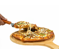 Pizza napoletana, authentisch traditionell Italienisch Pizza Scheiben gebacken im ein holzbefeuert Ofen auf ein transparent Hintergrund. Margherita Pizza mit Mozzarella Käse, Tomate Soße, Olive Öl auf ein hölzern png