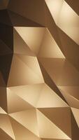 Vertikale - - glühend golden niedrig poly Oberfläche Hintergrund mit das sanft Bewegung von glänzend Polygon Dreieck Formen und warm golden Licht. voll hd und Schleifen abstrakt geometrisch Hintergrund Animation. video